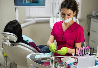 dişçi aletleri hazırlama iş başında