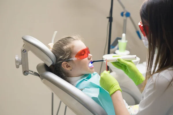 Menina pequena paciente no dentista — Fotografia de Stock