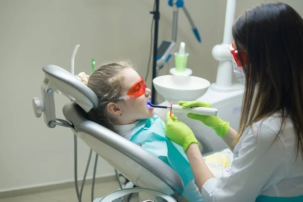 Маленькая девочка пациентка у стоматолога — стоковое фото