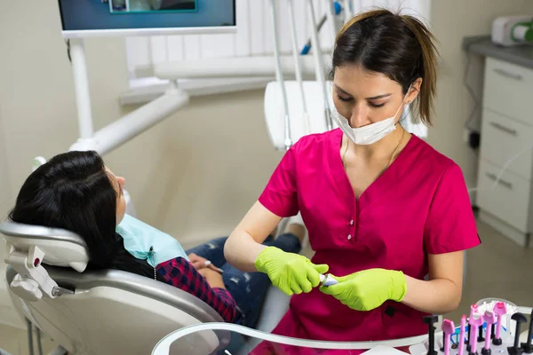 Dentist at work preparing instruments — Stock Photo, Image