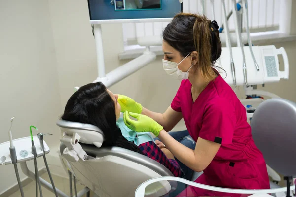 Dentista en el trabajo preparando instrumentos — Foto de Stock