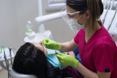 dişçi klinikte, Bayan hasta