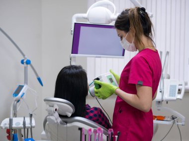 Diş hekimi diş röntgen yapmak hazırlar