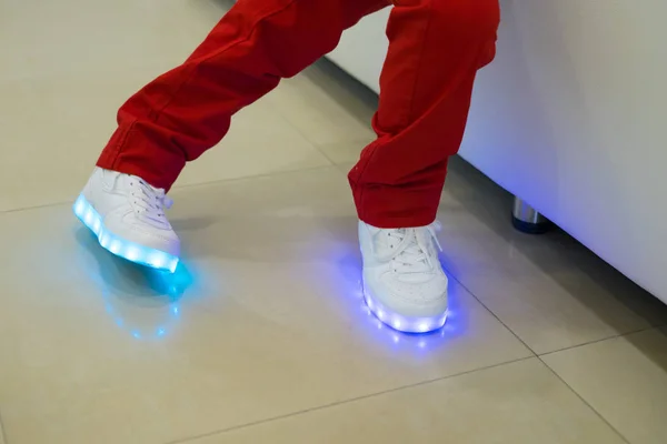 parlak beyaz led spor ayakkabı giyen çocuk