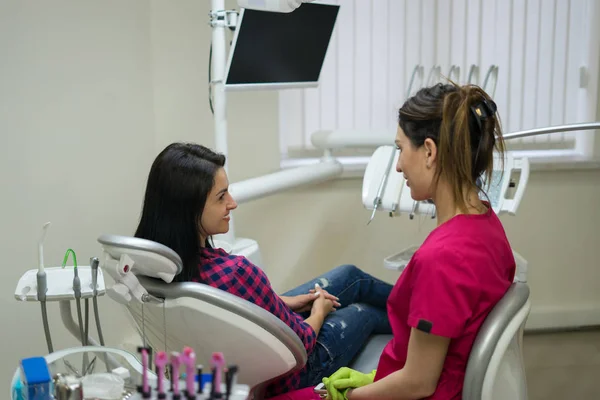 Diş hekimi ve Birbirinizle konuşmak hasta — Stok fotoğraf