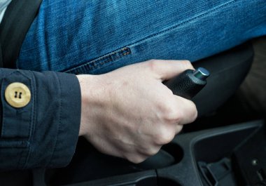 Arabaya el frenini çekmeyi sürücüsü