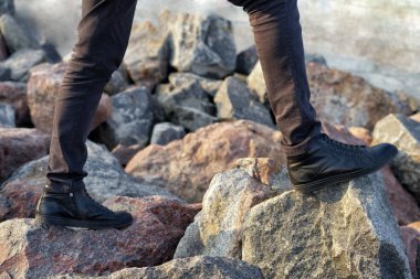 dağ taş duran adam uzun yürüyüşe çıkan kimse bacaklar rock zirve