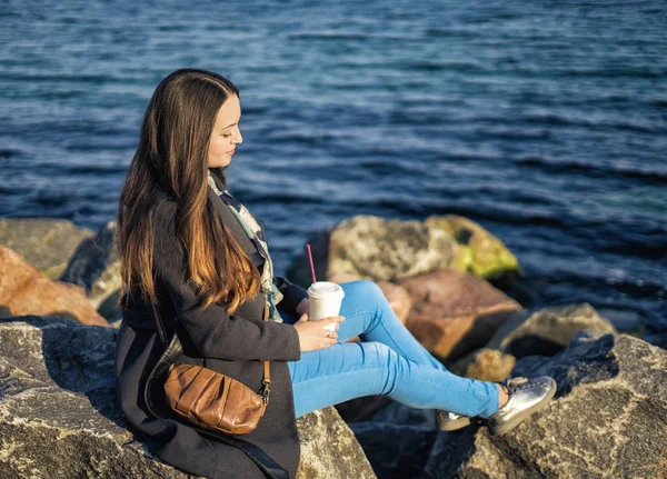 Beautigul meisje, zittend op het strand — Stockfoto