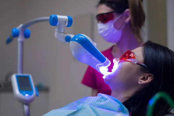 Paciente do sexo feminino no dentista na clínica — Fotografia de Stock