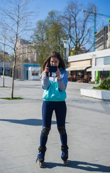 Kolečkové dívka stojící a fotografování selfie na smartphone — Stock fotografie