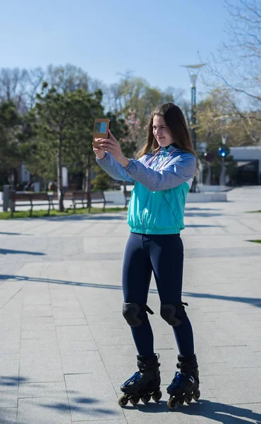 Roller Girl de pie y disparando selfie en el teléfono inteligente — Foto de Stock