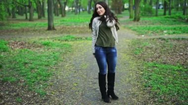 mutlu genç kız dans ve bir parkta döne döne uzun saçlı