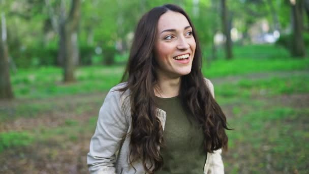 Güzel ve neşeli bir kız wondeering ve sert gülüyor — Stok video