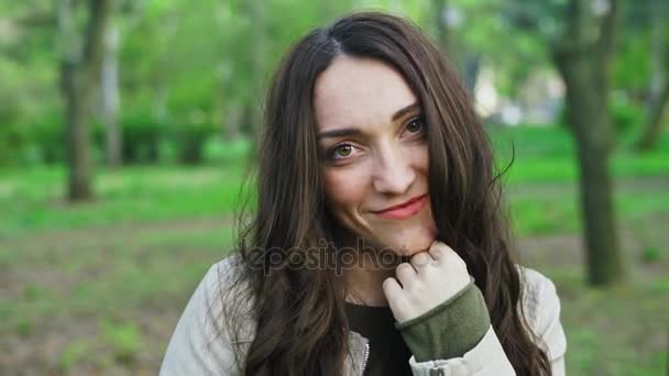 Hermosa joven alegre mirando a la cámara y sonriendo . — Vídeos de Stock