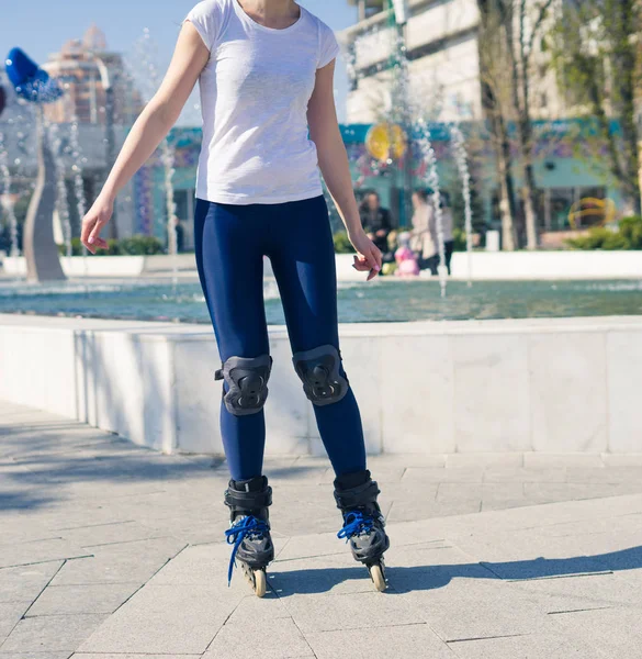 La joven Roller Girl está aprendiendo a patinar —  Fotos de Stock