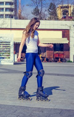 Genç Roller kız paten yapmayı öğreniyor