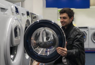 erkek müşteri seçimi çamaşır makinesi