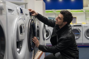 erkek müşteri seçimi çamaşır makinesi