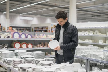 erkek müşteri yemek tabakları seçme