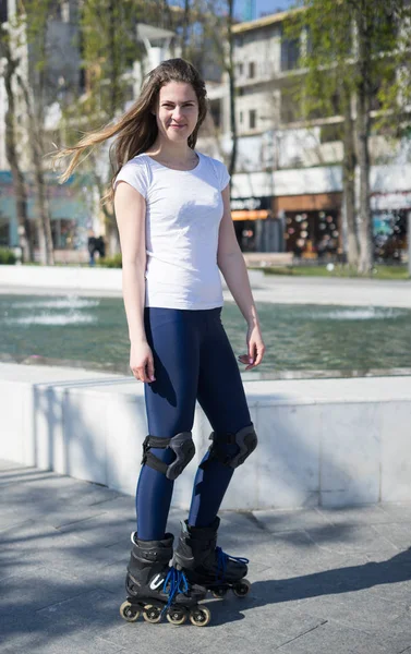 Patinaje Chica feliz rodillo en el parque —  Fotos de Stock