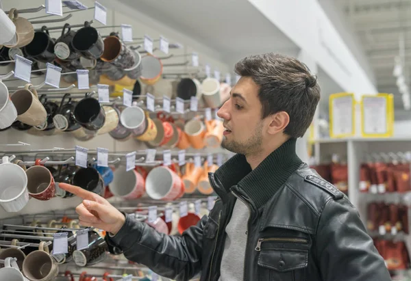 Cliente masculino elegir tazas o tazas — Foto de Stock