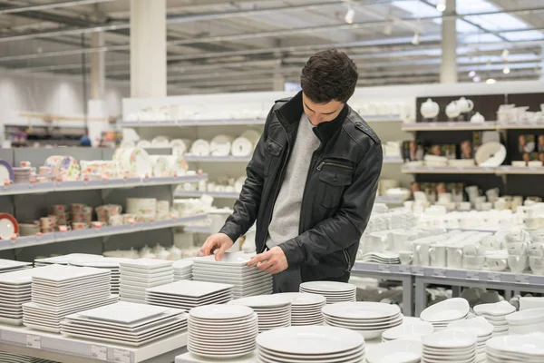 Cliente masculino que elige el utensilio — Foto de Stock