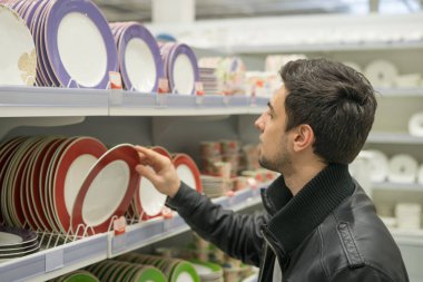 erkek müşteri çanak çömlek tabak seçme