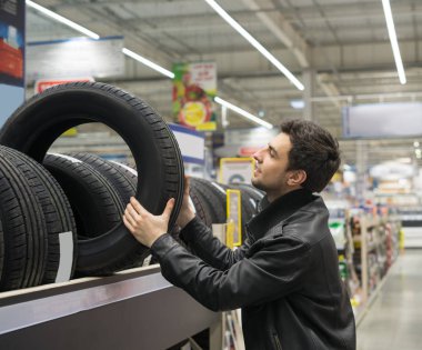 erkek müşteri yeni lastik seçimi