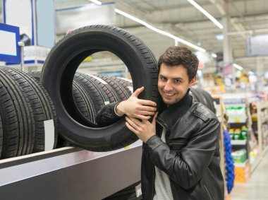 erkek müşteri yeni lastik seçimi