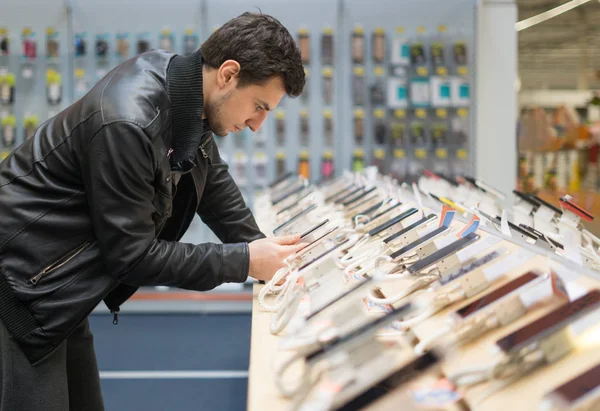 Joven cliente masculino elegir teléfono inteligente — Foto de Stock