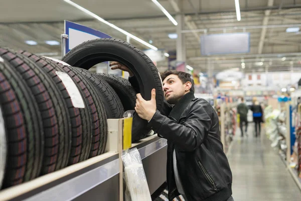 erkek müşteri yeni lastik seçimi