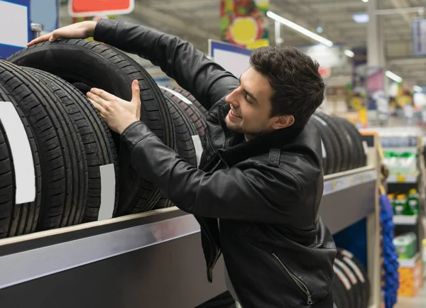 erkek müşteri yeni lastik seçimi