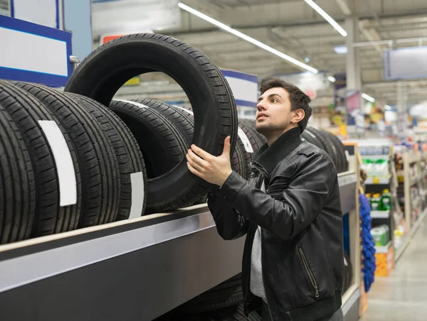 erkek müşteri yeni lastik seçimi