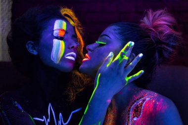 Seksi lezbiyen moda modelleri uv neon ışık