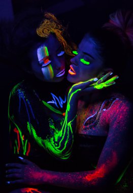 Seksi lezbiyen moda modelleri uv neon ışık