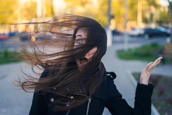 Emociones de la hermosa joven en la ciudad — Foto de Stock