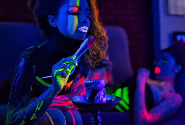 moda model kadın uv neon ışık