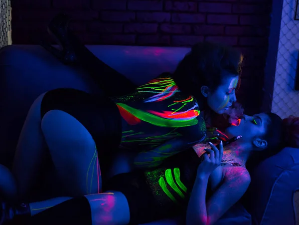 Seksi lezbiyen moda modelleri uv neon ışık