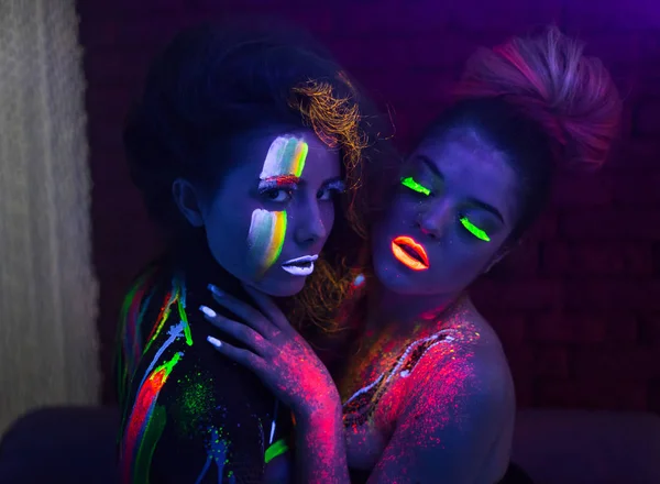 Sexy lesbische Models im UV-Neon-Licht — Stockfoto