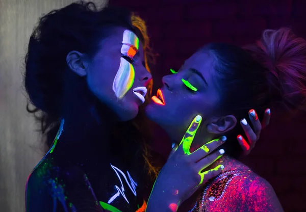 Sexy lesbiennes modèles de mode baisers dans uv néon lumière — Photo