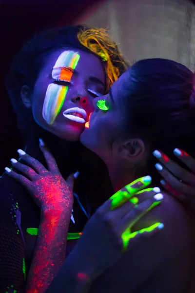 Sexy lesbische Models im UV-Neon-Licht — Stockfoto