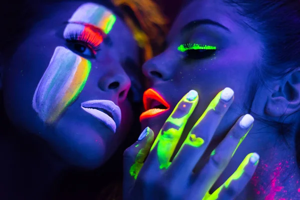 Sexy lesbiennes modèles de mode dans uv néon lumière — Photo