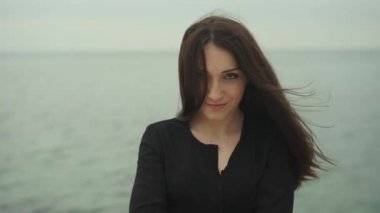 Uzun siyah saçları gülümseyen güzel kadın modeli