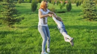 Güzel anne kız kaldırdı ve onun etrafında dönen başlar