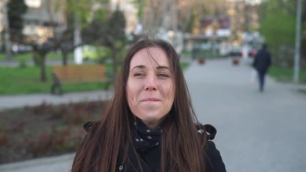 Портрет емоційної молодої дівчини сміється — стокове відео