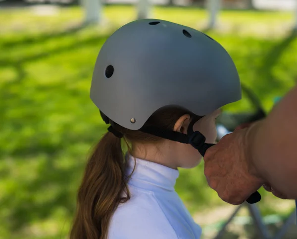 Padre vistiendo casco de seguridad a su hija —  Fotos de Stock