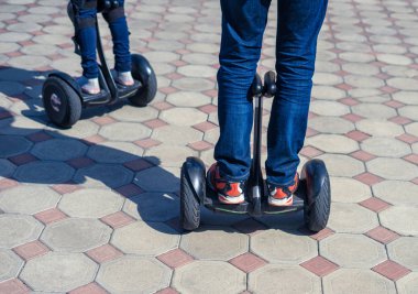 Genç Baba ve kızı binme elektrikli mini hoverboard Park