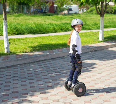 Elektrikli mini hoverboard binmek küçük kız öğrenir