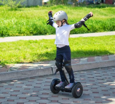 Elektrikli mini hoverboard binmek küçük kız öğrenir