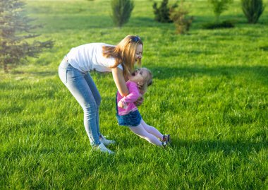 Güzel anne neşeli kızı ile oynamak.